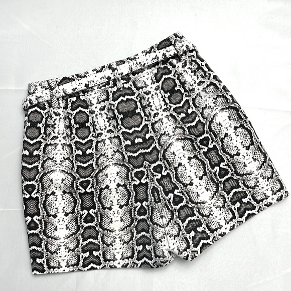 🐍 Express Shortie High Rise Stretch Snake Skin Print Shorts - Picture 2 of 5